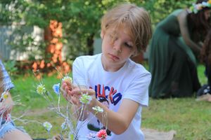 Феликс Паредез создает дерево в этапе Мастер-классы «Литера и ремесла друидов», День Ирландии