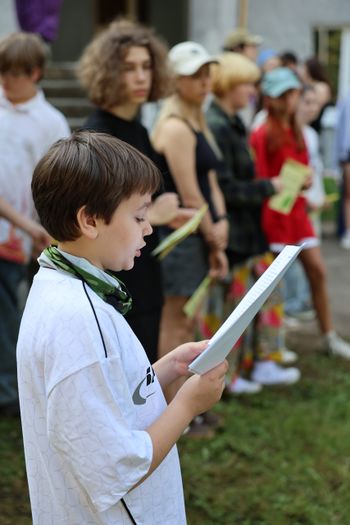 Дежурный командир лагеря зачитывает расписание на день